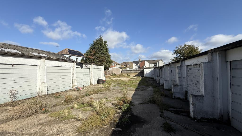 Lot: 34 - YARD, GARAGES AND LIGHT INDUSTRIAL PREMISES WITH POTENTIAL - External image of garage yard area